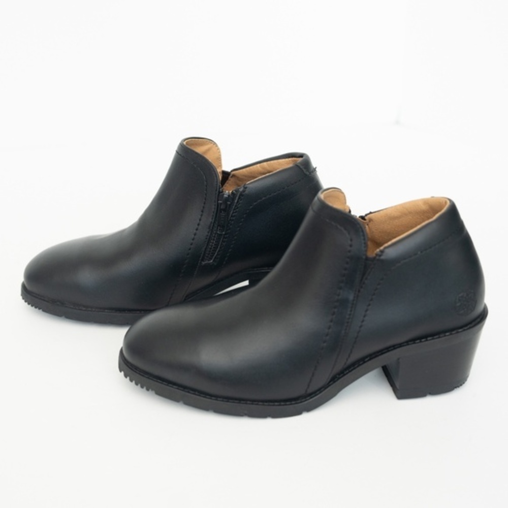 Xena Workwear. New! Gravity Safety Steel Toe Shoe.